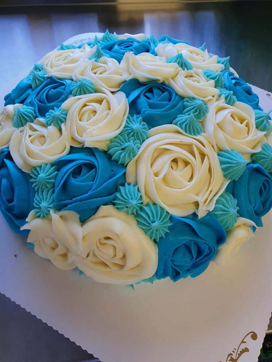 Rosepyntet gulrotkake, rund